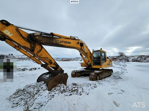 2007 Hyundai R320NLC-7A crawler excavator side view 2007 Hyundai R320NLC-7A crawler excavator side view