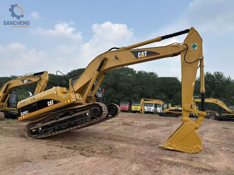 2017 Caterpillar 325CL crawler excavator side profile view 2017 Caterpillar 325CL crawler excavator side profile view