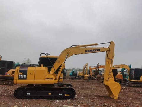 Komatsu PC130 crawler excavator, side profile view Komatsu PC130 crawler excavator, side profile view