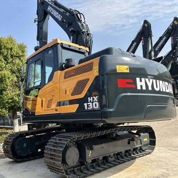 Hyundai HX130 Crawler Excavator, rear three-quarter view Hyundai HX130 Crawler Excavator, rear three-quarter view