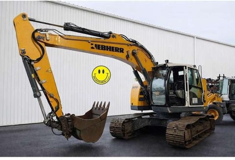 2015 Liebherr R926COMPACT LC crawler excavator side view 2015 Liebherr R926COMPACT LC crawler excavator side view