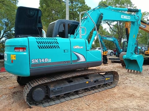 2023 Kobelco SK140LC crawler excavator rear three-quarter view 2023 Kobelco SK140LC crawler excavator rear three-quarter view