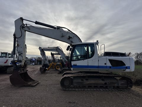 2013 Liebherr R924LC crawler excavator, side view 2013 Liebherr R924LC crawler excavator, side view