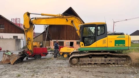 2006 Komatsu PC180-7 crawler excavator side view 2006 Komatsu PC180-7 crawler excavator side view