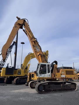 2003 Liebherr R954 B material handler, side view 2003 Liebherr R954 B material handler, side view