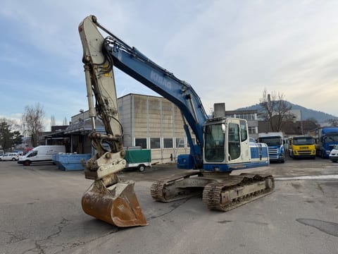 2011 Komatsu PC210LC-8 crawler excavator, side view 2011 Komatsu PC210LC-8 crawler excavator, side view