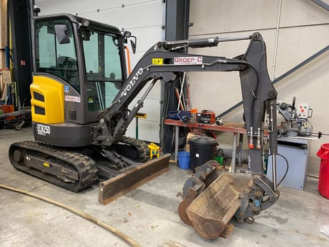 2022 Volvo ECR25D mini excavator, side view 2022 Volvo ECR25D mini excavator, side view
