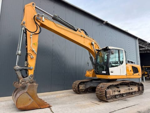 2014 Liebherr R922 SLC crawler excavator, side view 2014 Liebherr R922 SLC crawler excavator, side view