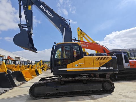 Hyundai R300LC-9S crawler excavator side view Hyundai R300LC-9S crawler excavator side view