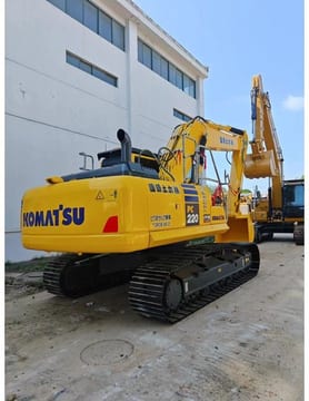 Escavatore cingolato Komatsu PC220-8 del 2025, vista posteriore tre quarti Escavatore cingolato Komatsu PC220-8 del 2025, vista posteriore tre quarti