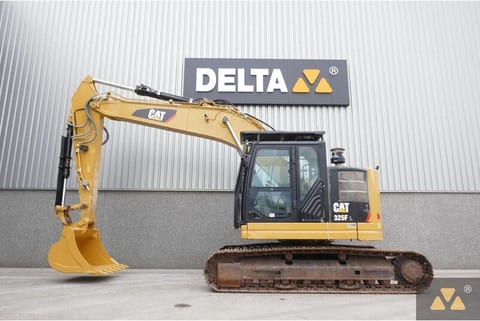 2018 Caterpillar 325FL crawler excavator, side view 2018 Caterpillar 325FL crawler excavator, side view