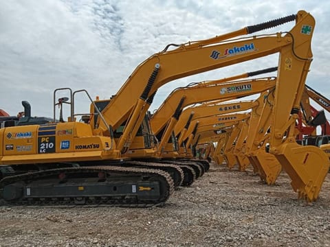2022 Komatsu PC210-8 crawler excavator, side profile view 2022 Komatsu PC210-8 crawler excavator, side profile view