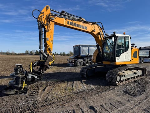 2019 Liebherr R920 Compact crawler excavator, side profile view 2019 Liebherr R920 Compact crawler excavator, side profile view