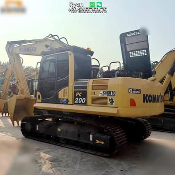 Escavatore cingolato Komatsu PC200-8 del 2012, vista posteriore tre quarti Escavatore cingolato Komatsu PC200-8 del 2012, vista posteriore tre quarti