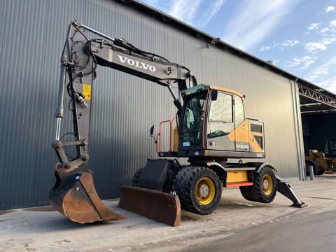 2016 Volvo EWR150E wheel excavator side view 2016 Volvo EWR150E wheel excavator side view