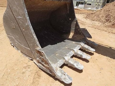 2017 Caterpillar 374FL crawler excavator bucket detail 2017 Caterpillar 374FL crawler excavator bucket detail