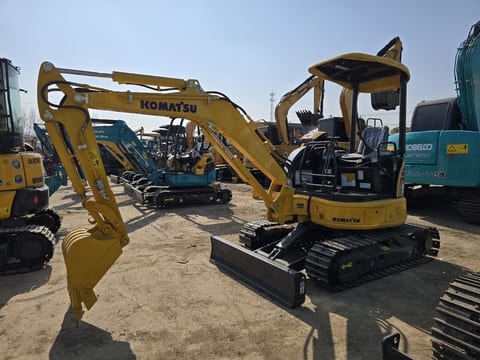 2024 Komatsu PC30MR mini excavator, side view 2024 Komatsu PC30MR mini excavator, side view