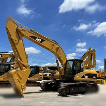 2018 Caterpillar 325CL crawler excavator, side view 2018 Caterpillar 325CL crawler excavator, side view