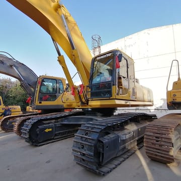 2018 Komatsu PC450-8 crawler excavator, side view 2018 Komatsu PC450-8 crawler excavator, side view
