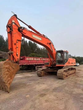 2023 Doosan DX380LC-9C excavator, side view 2023 Doosan DX380LC-9C excavator, side view