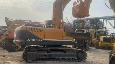 2016 Hyundai 220LC-9S crawler excavator, side view 2016 Hyundai 220LC-9S crawler excavator, side view