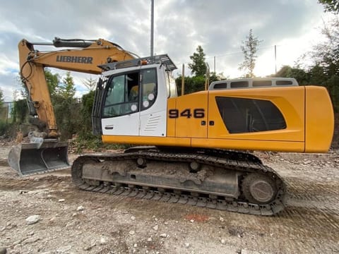 2014 Liebherr R946NLC crawler excavator, side view 2014 Liebherr R946NLC crawler excavator, side view