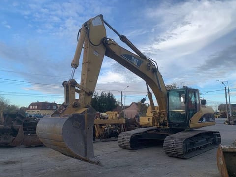 2005 Caterpillar 322C LME crawler excavator, front three-quarter view 2005 Caterpillar 322C LME crawler excavator, front three-quarter view