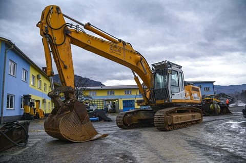 2004 Liebherr R934B Litronic crawler excavator, side view 2004 Liebherr R934B Litronic crawler excavator, side view
