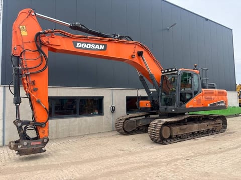 2017 Doosan DX300LC-5 crawler excavator side view 2017 Doosan DX300LC-5 crawler excavator side view