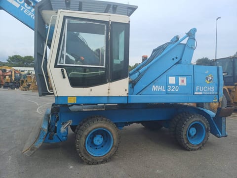 2003 Fuchs MHL320 wheel excavator, side view 2003 Fuchs MHL320 wheel excavator, side view
