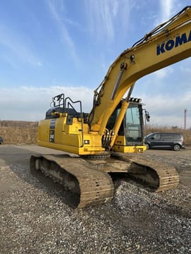 2021 Komatsu PC240LC-11 crawler excavator, side view 2021 Komatsu PC240LC-11 crawler excavator, side view