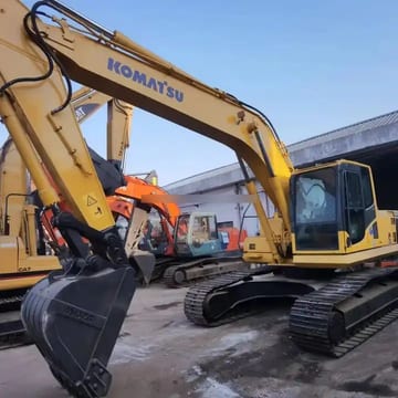 Koparka gąsienicowa 2018 Komatsu PC220-8, widok z przodu pod kątem Koparka gąsienicowa 2018 Komatsu PC220-8, widok z przodu pod kątem