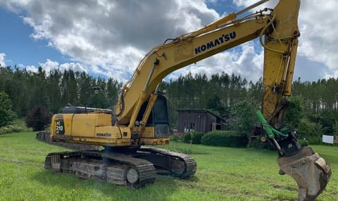 2006 Komatsu PC210LC-8 crawler excavator, side view 2006 Komatsu PC210LC-8 crawler excavator, side view