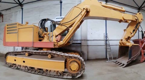 1997 Demag H55 crawler excavator, side profile view 1997 Demag H55 crawler excavator, side profile view
