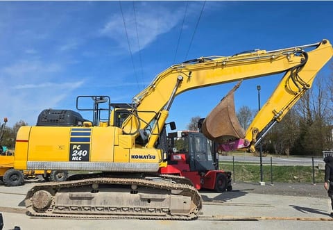 2017 Komatsu PC240 NLC-11 excavator side view 2017 Komatsu PC240 NLC-11 excavator side view