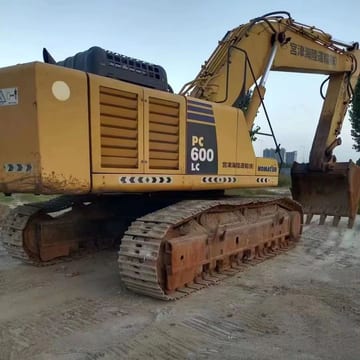 Komatsu PC600 LC-8 crawler excavator, rear three-quarter view Komatsu PC600 LC-8 crawler excavator, rear three-quarter view