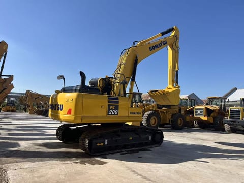 Escavatore cingolato Komatsu PC200-8 del 2023, vista posteriore tre quarti Escavatore cingolato Komatsu PC200-8 del 2023, vista posteriore tre quarti