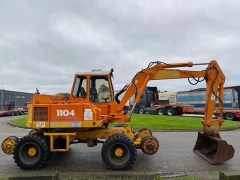 Atlas 1104 excavator, side view Atlas 1104 excavator, side view
