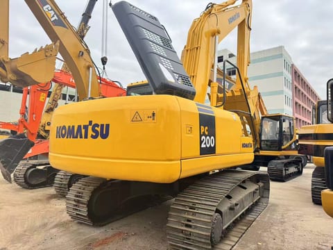2018 Komatsu PC200 crawler excavator, rear three-quarter view 2018 Komatsu PC200 crawler excavator, rear three-quarter view