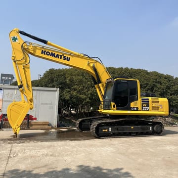 Koparka gąsienicowa Komatsu PC220-8 2023, widok z boku Koparka gąsienicowa Komatsu PC220-8 2023, widok z boku