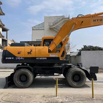 2013 Hyundai R210W-9 wheel excavator side view 2013 Hyundai R210W-9 wheel excavator side view
