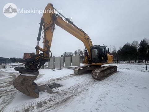 2016 JCB JS220 crawler excavator, front-side view 2016 JCB JS220 crawler excavator, front-side view