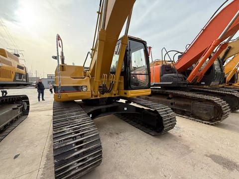 2013 Caterpillar 320B crawler excavator, front three-quarter view 2013 Caterpillar 320B crawler excavator, front three-quarter view