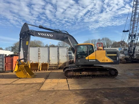 2015 Volvo EC250EL crawler excavator side view 2015 Volvo EC250EL crawler excavator side view