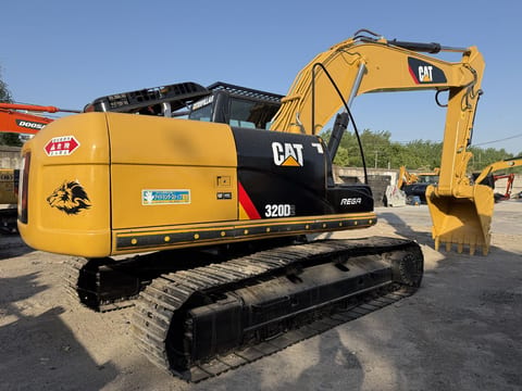 Escavatore cingolato Caterpillar 320D2L del 2026, vista posteriore tre quarti Escavatore cingolato Caterpillar 320D2L del 2026, vista posteriore tre quarti