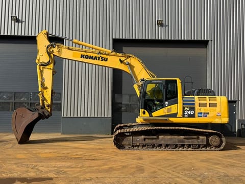 2015 Komatsu PC240LC-10 crawler excavator, side profile view 2015 Komatsu PC240LC-10 crawler excavator, side profile view