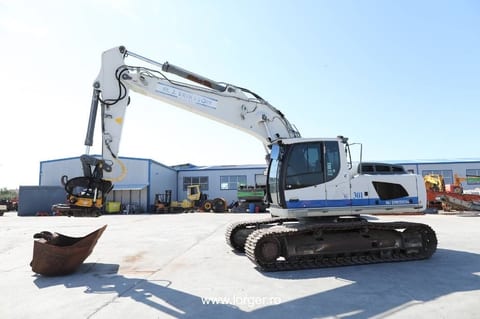 2016 Liebherr R 924 crawler excavator, side view 2016 Liebherr R 924 crawler excavator, side view