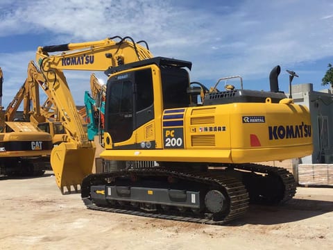 2022 Komatsu PC200-8 Raupenbagger, Ansicht von hinten-dreiviertel