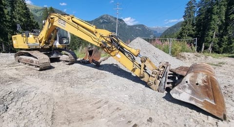 1995 Liebherr R902 STD Litronic crawler excavator, side view 1995 Liebherr R902 STD Litronic crawler excavator, side view