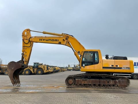2005 Hyundai R360LC-7 crawler excavator, side profile view 2005 Hyundai R360LC-7 crawler excavator, side profile view